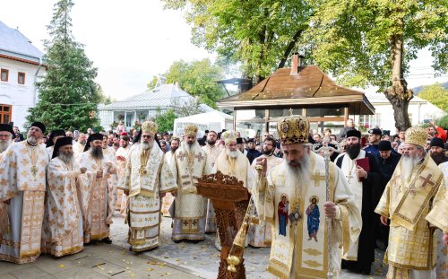 Cea mai mare mănăstire de maici din România a îmbrăcat veșmântul resfințirii Poza 228998