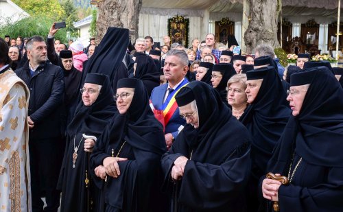 Cea mai mare mănăstire de maici din România a îmbrăcat veșmântul resfințirii Poza 228999