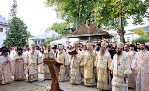 Cea mai mare mănăstire de maici din România a îmbrăcat veșmântul resfințirii Poza 229000