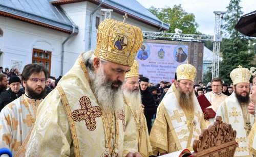 Cea mai mare mănăstire de maici din România a îmbrăcat veșmântul resfințirii Poza 229003