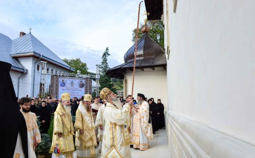 Cea mai mare mănăstire de maici din România a îmbrăcat veșmântul resfințirii Poza 229005