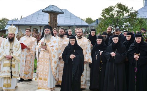 Cea mai mare mănăstire de maici din România a îmbrăcat veșmântul resfințirii Poza 229007