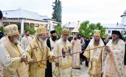 Cea mai mare mănăstire de maici din România a îmbrăcat veșmântul resfințirii Poza 229009