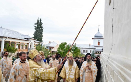 Cea mai mare mănăstire de maici din România a îmbrăcat veșmântul resfințirii Poza 229010