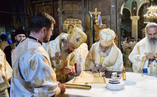 Cea mai mare mănăstire de maici din România a îmbrăcat veșmântul resfințirii Poza 229012