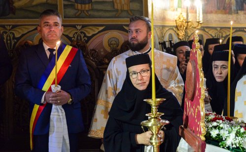 Cea mai mare mănăstire de maici din România a îmbrăcat veșmântul resfințirii Poza 229021