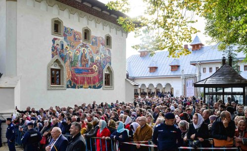 Cea mai mare mănăstire de maici din România a îmbrăcat veșmântul resfințirii Poza 229023