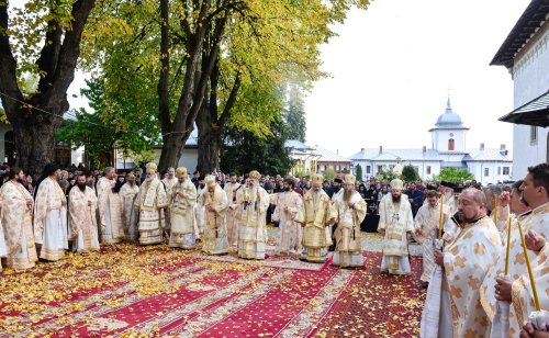 Cea mai mare mănăstire de maici din România a îmbrăcat veșmântul resfințirii Poza 229024