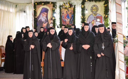Cea mai mare mănăstire de maici din România a îmbrăcat veșmântul resfințirii Poza 229025