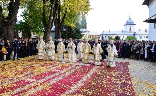 Cea mai mare mănăstire de maici din România a îmbrăcat veșmântul resfințirii Poza 229026