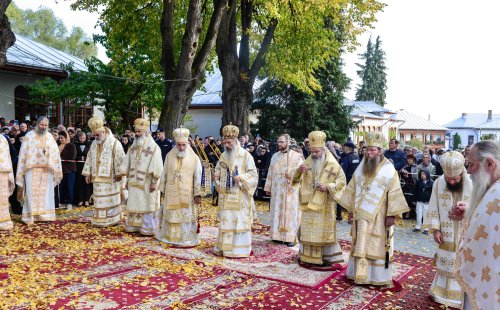 Cea mai mare mănăstire de maici din România a îmbrăcat veșmântul resfințirii Poza 229027
