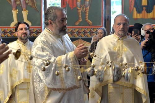 Înnoire și binecuvântare patriarhală pentru un lăcaș de închinare bucureștean Poza 228933