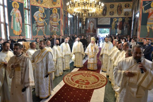 Înnoire și binecuvântare patriarhală pentru un lăcaș de închinare bucureștean Poza 228936