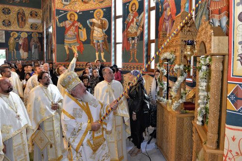 Înnoire și binecuvântare patriarhală pentru un lăcaș de închinare bucureștean Poza 228961