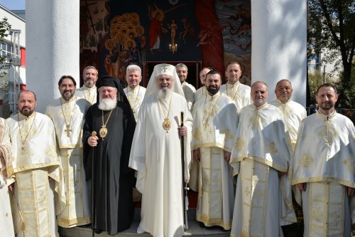 Înnoire și binecuvântare patriarhală pentru un lăcaș de închinare bucureștean Poza 228981