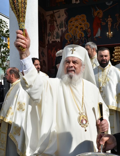 Înnoire și binecuvântare patriarhală pentru un lăcaș de închinare bucureștean Poza 228982
