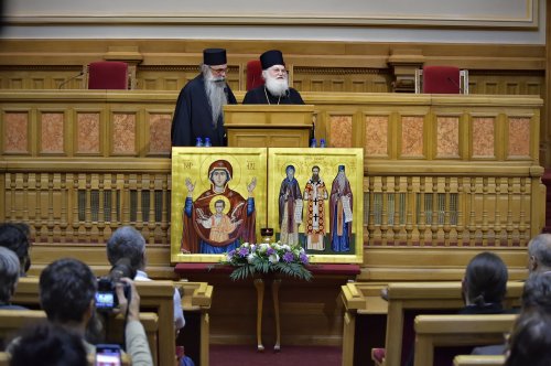 Ediție bilingvă a Noului Testament prezentată la Palatul Patriarhiei Poza 229213