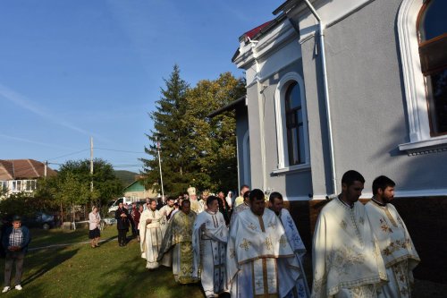 Popas de rugăciune și sfințirea bisericii într‑o comunitate mehedințeană Poza 229100