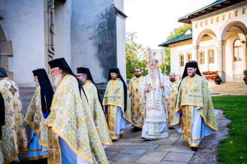 Rugăciune și comuniune la Mănăstirea „Sfântul Ioan cel Nou de la Suceava” Poza 229109