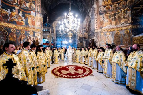 Rugăciune și comuniune la Mănăstirea „Sfântul Ioan cel Nou de la Suceava” Poza 229111