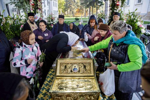 Zeci de mii de pelerini aduc cinstire Sfintei Parascheva și Sfântului Paisie de la Neamț Poza 229088