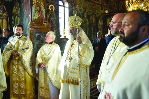 Liturghie arhierească la Biserica „Sfântul Ioan Evanghelistul” din Făgăraş Poza 229290