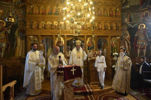 Liturghie arhierească la Biserica „Sfântul Ioan Evanghelistul” din Făgăraş Poza 229291