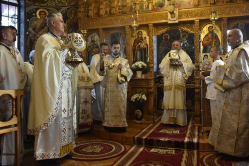 Liturghie arhierească la Biserica „Sfântul Ioan Evanghelistul” din Făgăraş Poza 229292
