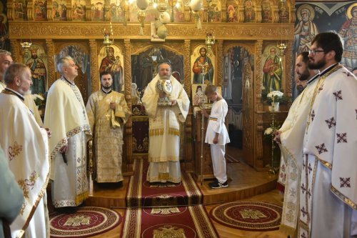 Liturghie arhierească la Biserica „Sfântul Ioan Evanghelistul” din Făgăraş Poza 229293