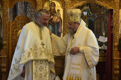 Liturghie arhierească la Biserica „Sfântul Ioan Evanghelistul” din Făgăraş Poza 229295