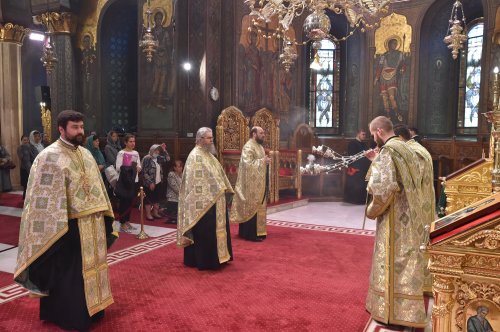 Laudă de seară adusă Cuvioasei Parascheva la Catedrala Patriarhală Poza 229798