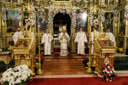 Liturghie arhierească pentru pelerinii veniți la Iași Poza 229707