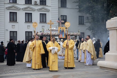 Sute de mii de suflete au adus cinstire Sfintei Parascheva la Iași Poza 229841