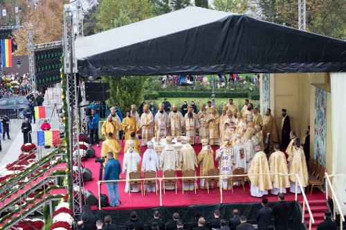 Sute de mii de suflete au adus cinstire Sfintei Parascheva la Iași Poza 229846