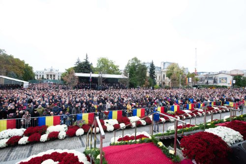 Sute de mii de suflete au adus cinstire Sfintei Parascheva la Iași Poza 229855
