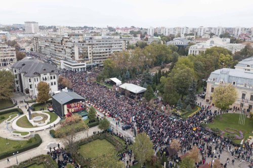 Sute de mii de suflete au adus cinstire Sfintei Parascheva la Iași Poza 229859
