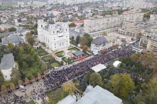 Sute de mii de suflete au adus cinstire Sfintei Parascheva la Iași Poza 229860