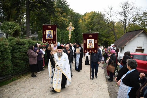 Un fragment din moaştele Sfântului Iacob Putneanul, dăruit Mănăstirii Piatra Sfântă, județul Iaşi Poza 230009