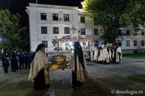 Sfânta Parascheva își așteaptă pelerinii în catedrală Poza 230103