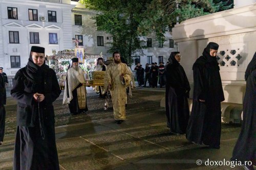 Sfânta Parascheva își așteaptă pelerinii în catedrală Poza 230105