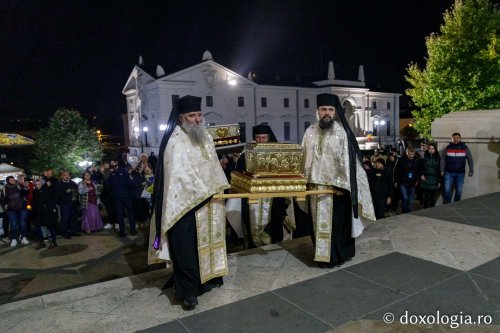 Sfânta Parascheva își așteaptă pelerinii în catedrală Poza 230108