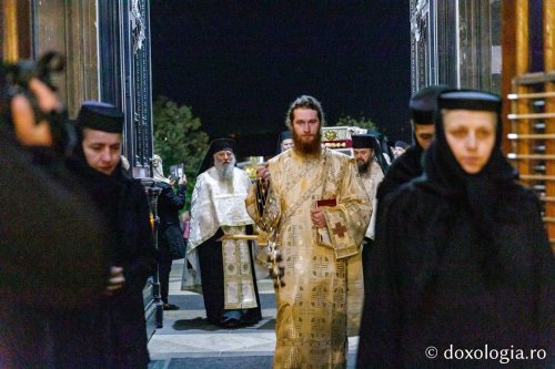 Sfânta Parascheva își așteaptă pelerinii în catedrală Poza 230109