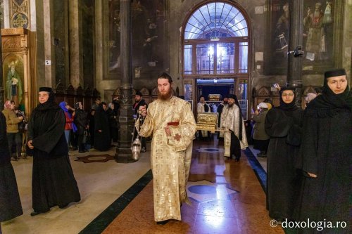 Sfânta Parascheva își așteaptă pelerinii în catedrală Poza 230110