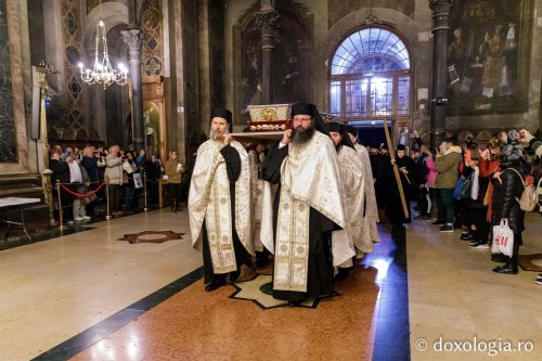 Sfânta Parascheva își așteaptă pelerinii în catedrală Poza 230111