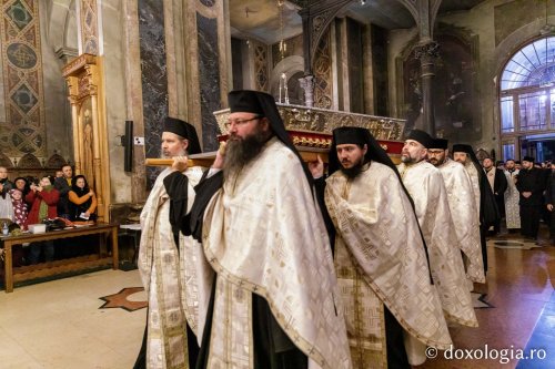 Sfânta Parascheva își așteaptă pelerinii în catedrală Poza 230112