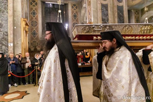 Sfânta Parascheva își așteaptă pelerinii în catedrală Poza 230113