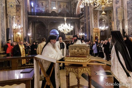 Sfânta Parascheva își așteaptă pelerinii în catedrală Poza 230114