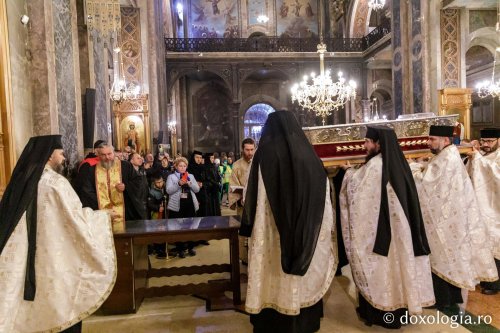 Sfânta Parascheva își așteaptă pelerinii în catedrală Poza 230115