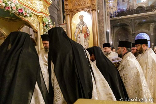 Sfânta Parascheva își așteaptă pelerinii în catedrală Poza 230116