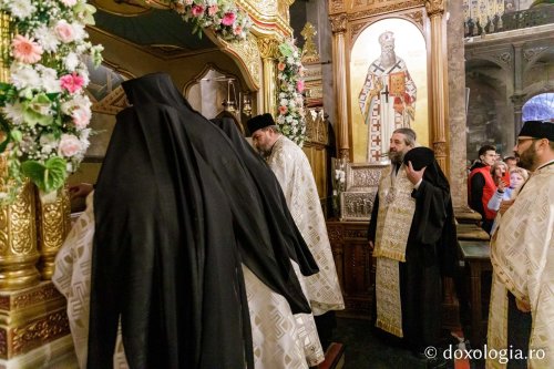 Sfânta Parascheva își așteaptă pelerinii în catedrală Poza 230117